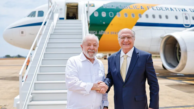O presidente da República Luiz Inácio Lula da Silva (esq.) e o vice-presidente, Geraldo Alckmin