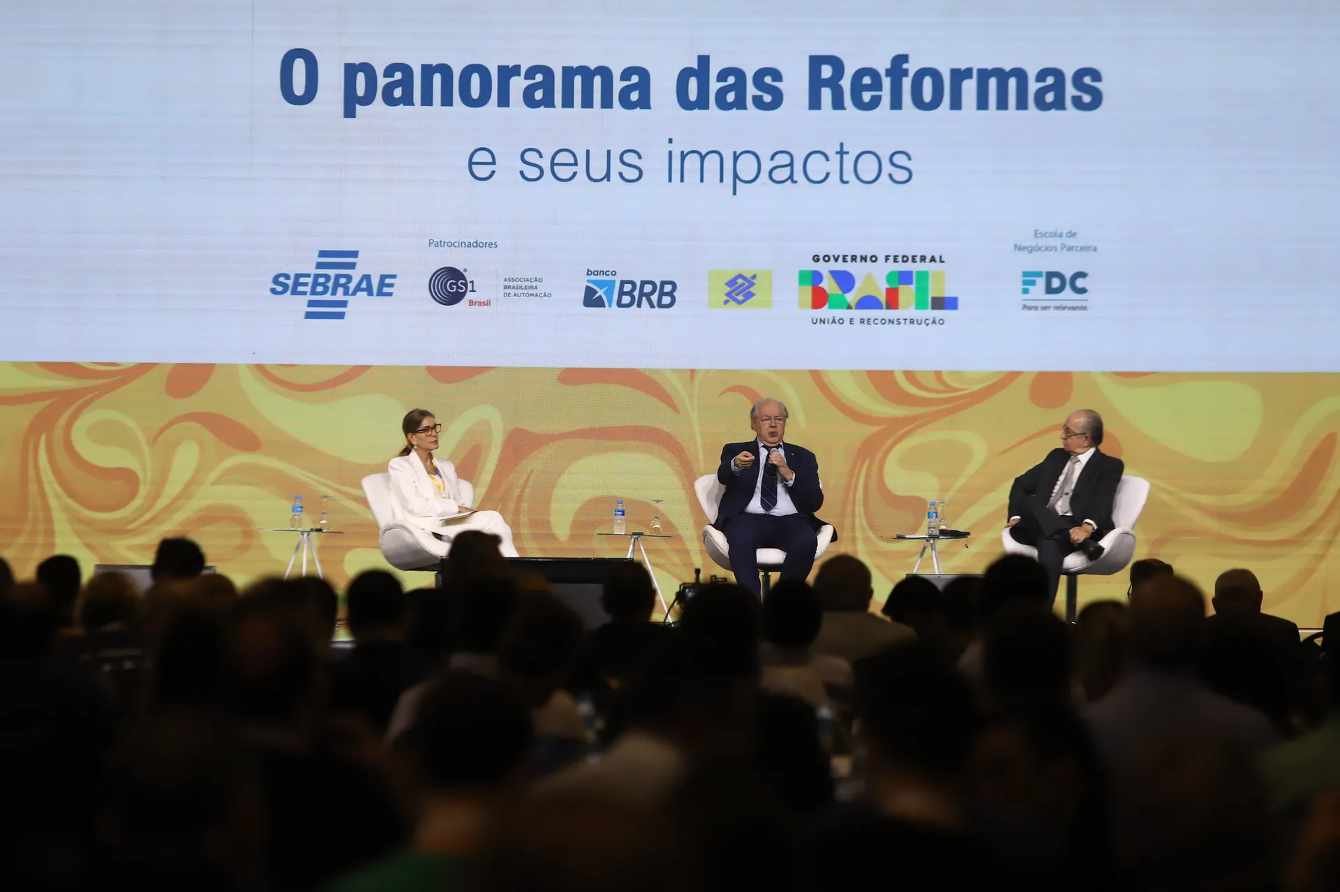 Renata Vilhena (esq), deputado Luiz Carlos Hauly e professor Marcos Cintra