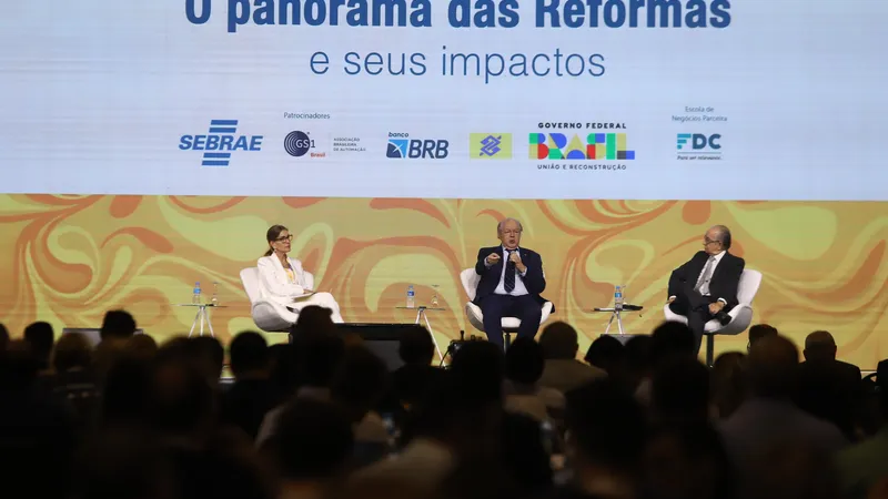 Renata Vilhena (esq), deputado Luiz Carlos Hauly e professor Marcos Cintra