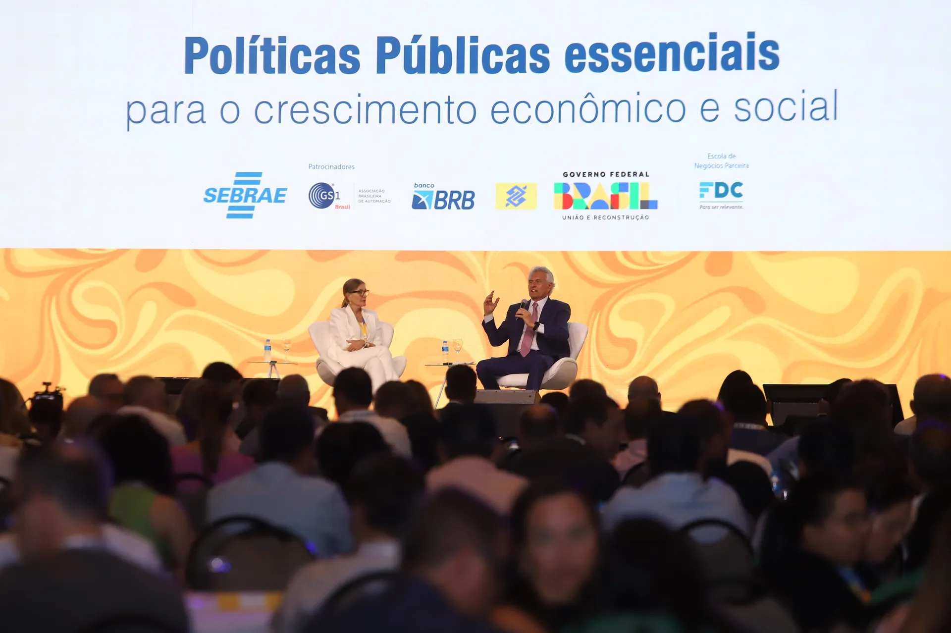 Renata Vilhena, especialista em política pública, e o governador Ronaldo Caiado