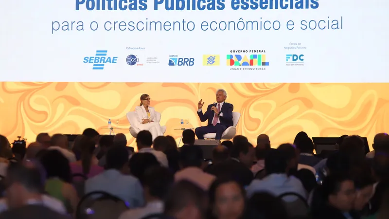 Renata Vilhena, especialista em política pública, e o governador Ronaldo Caiado
