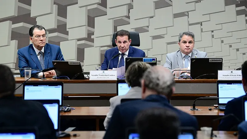 O relator da reforma, Eduardo Braga, com Vanderlan Cardoso e Efraim Filho na reunião desta quinta