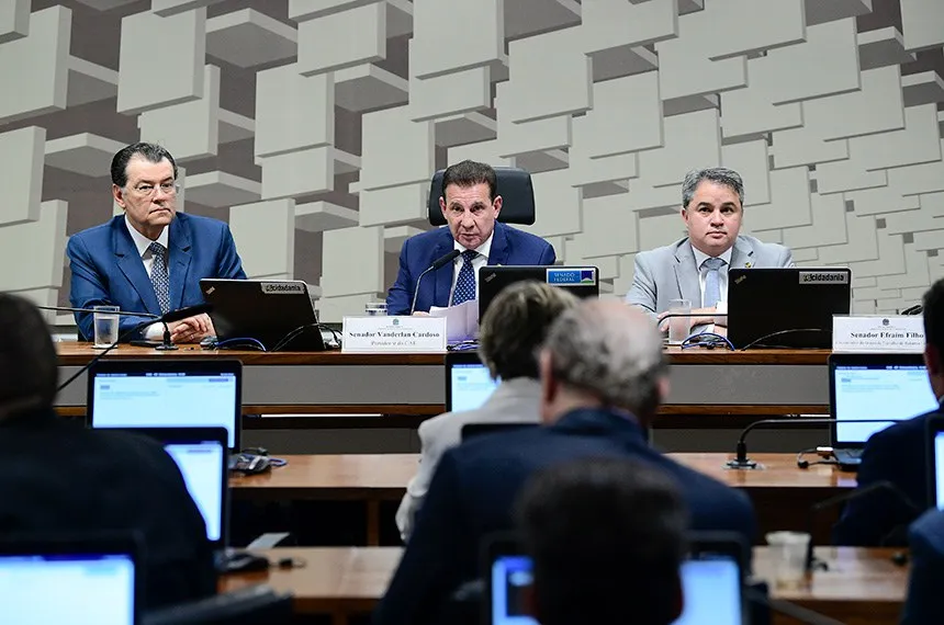 O relator da reforma, Eduardo Braga, com Vanderlan Cardoso e Efraim Filho na reunião desta quinta
