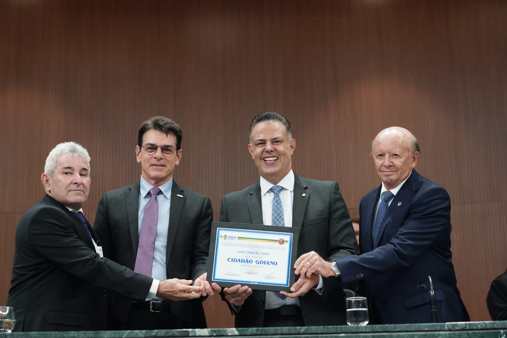 Valdir Ribeiro, presidente da FCDL GO; José César da Costa, presidente da CNDL; deputado estadual Eduardo Prado; e Geovar Pereira, presidente da CDL Goiânia