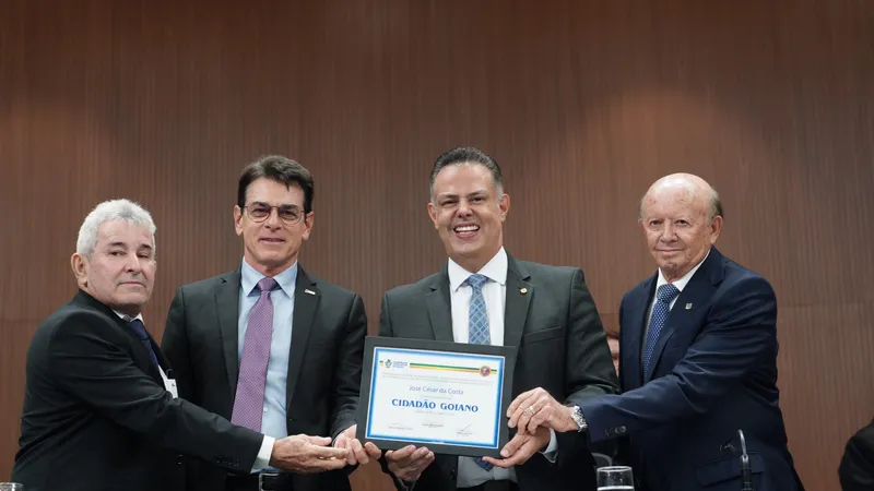 Valdir Ribeiro, presidente da FCDL GO; José César da Costa, presidente da CNDL; deputado estadual Eduardo Prado; e Geovar Pereira, presidente da CDL Goiânia