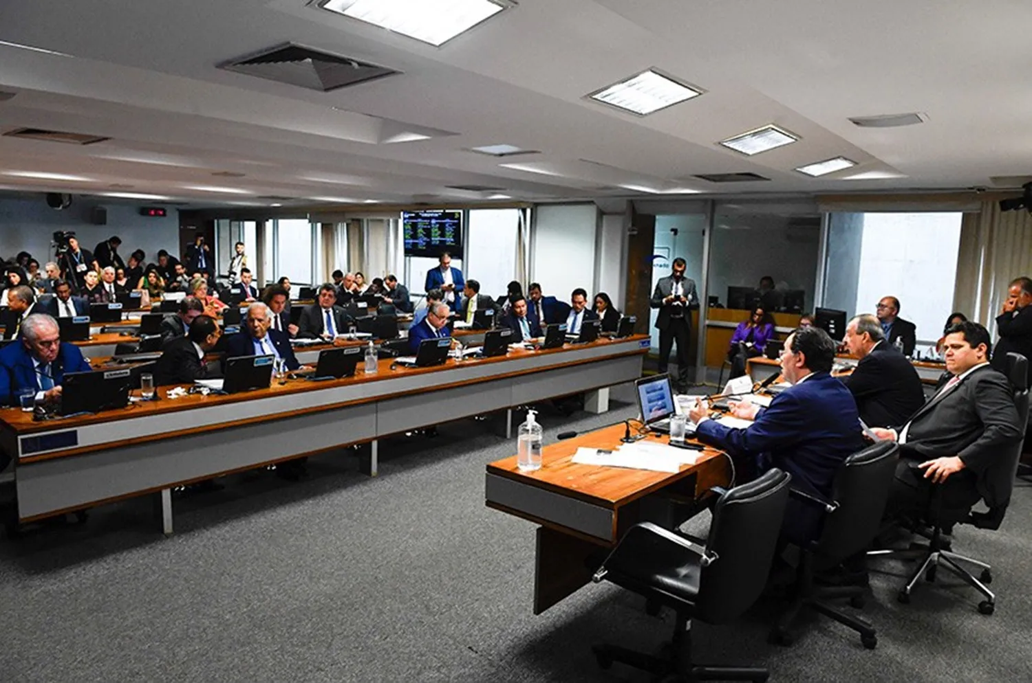 Relatório de Eduardo Braga apresenta mudanças significativas em relação ao texto da Câmara dos Deputados