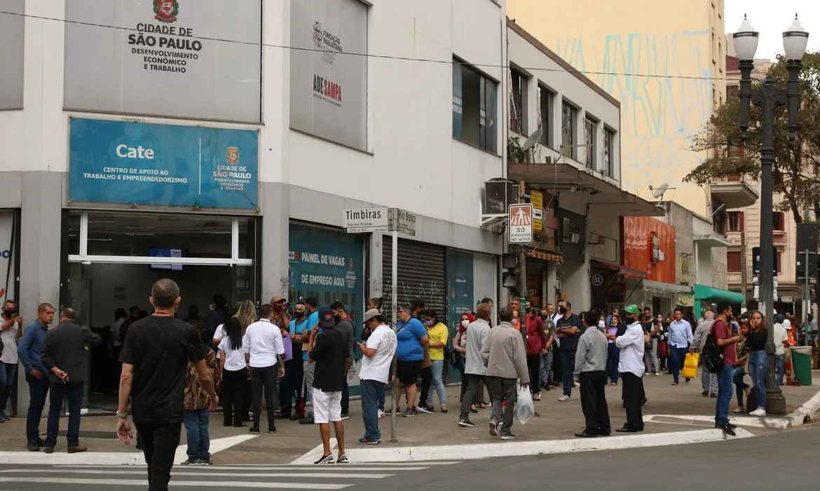 No acumulado do ano, saldo é de 1,38 milhão de vagas criadas.