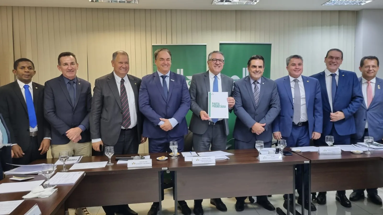 Ministro Alexandre Padilha segura documento com as reivindicações apresentadas pelas entidades de Comércio e Serviços