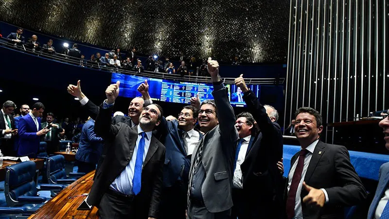 Senadores Omar Aziz, Eduardo Braga e Randolfe Rodrigues celebraram a aprovação junto com o secretário extraordinário da reforma tributária do Ministério da Fazenda, Bernard Appy