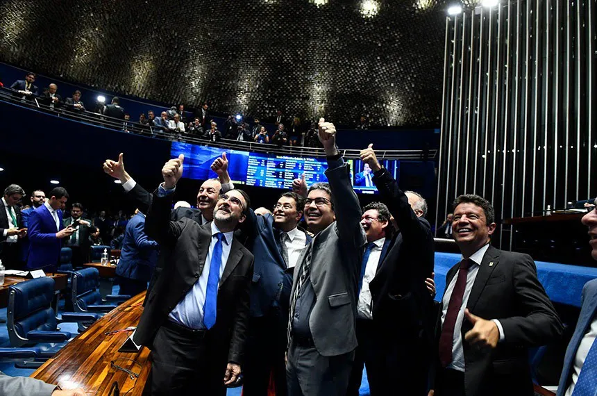 Senadores Omar Aziz, Eduardo Braga e Randolfe Rodrigues celebraram a aprovação junto com o secretário extraordinário da reforma tributária do Ministério da Fazenda, Bernard Appy