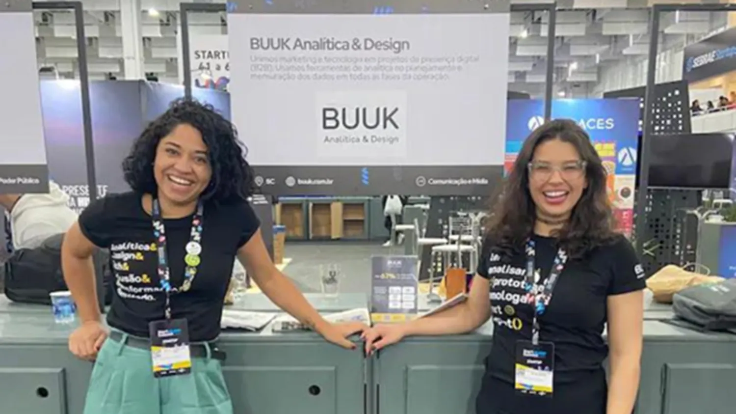 Érika Lima e Ravine Gonçalves, fundadoras Buuk, no Startup Summit 2023