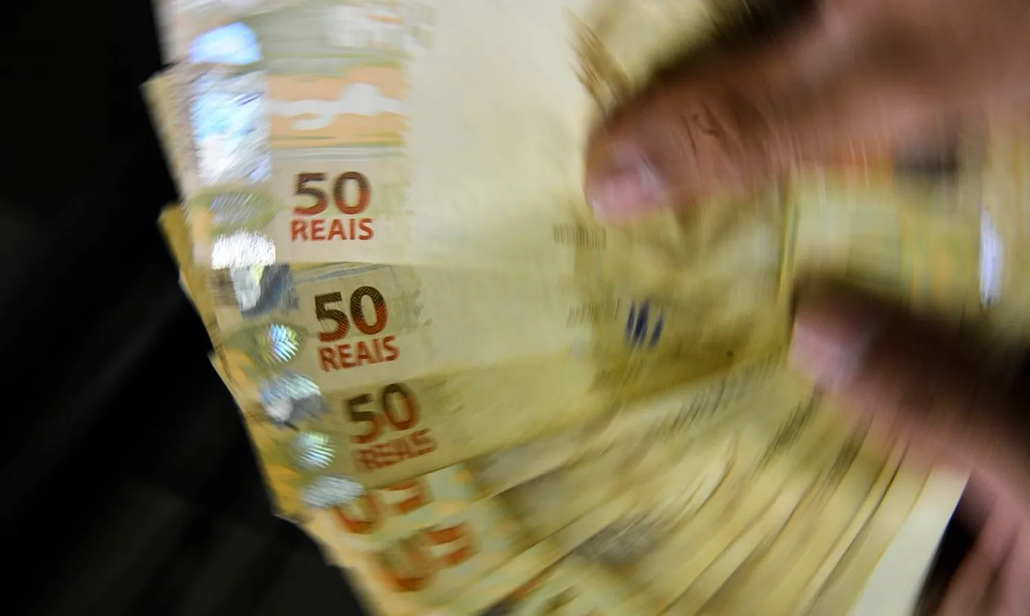 Juros do rotativo do cartão de crédito caíram 4,4 pontos percentuais