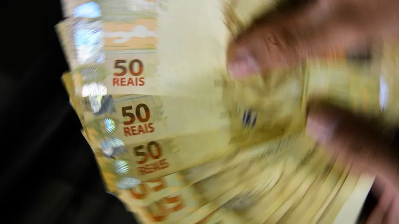Juros do rotativo do cartão de crédito caíram 4,4 pontos percentuais