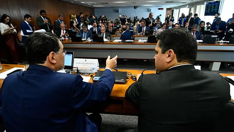 Braga (esq), relator, com Alcolumbre, na CCJ: o principal legado da reforma é estabelecer uma trava sobre a carga tributária, que não permitirá aumento de imposto