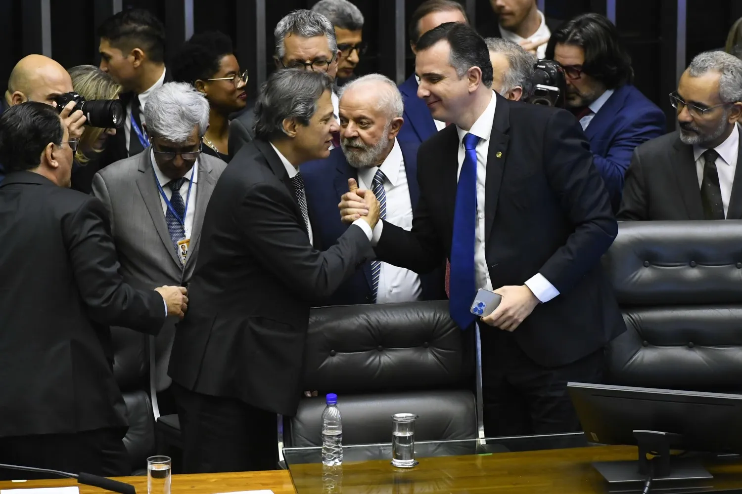 Fernando Haddad, ministro da Fazenda (esq.); Luiz Inácio Lula da Silva, presidente da República; e o senador Rodrigo Pacheco, presidente do Congresso