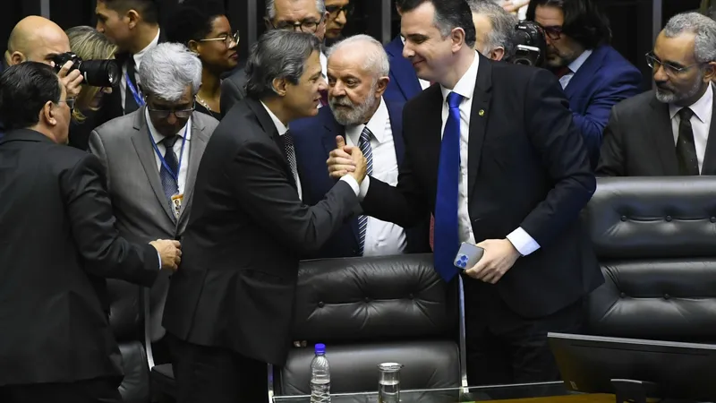 Fernando Haddad, ministro da Fazenda (esq.); Luiz Inácio Lula da Silva, presidente da República; e o senador Rodrigo Pacheco, presidente do Congresso