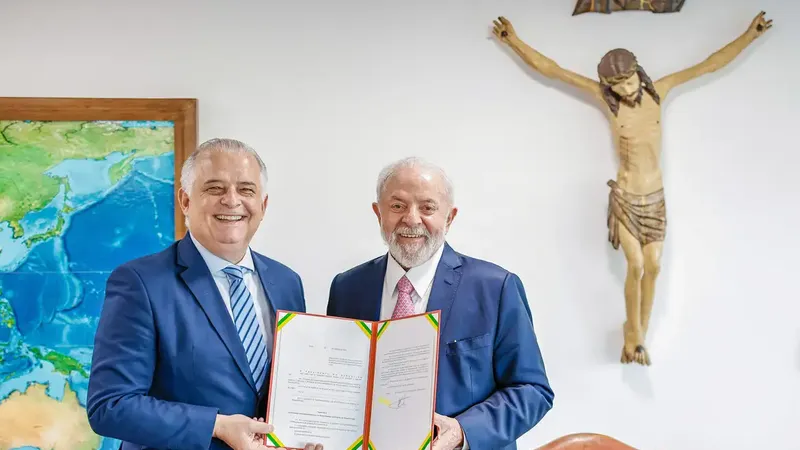 Presidente Lula (dir.) e o ministro do Empreendedorismo, da Microempresa e da Empresa de Pequeno Porte, Márcio França