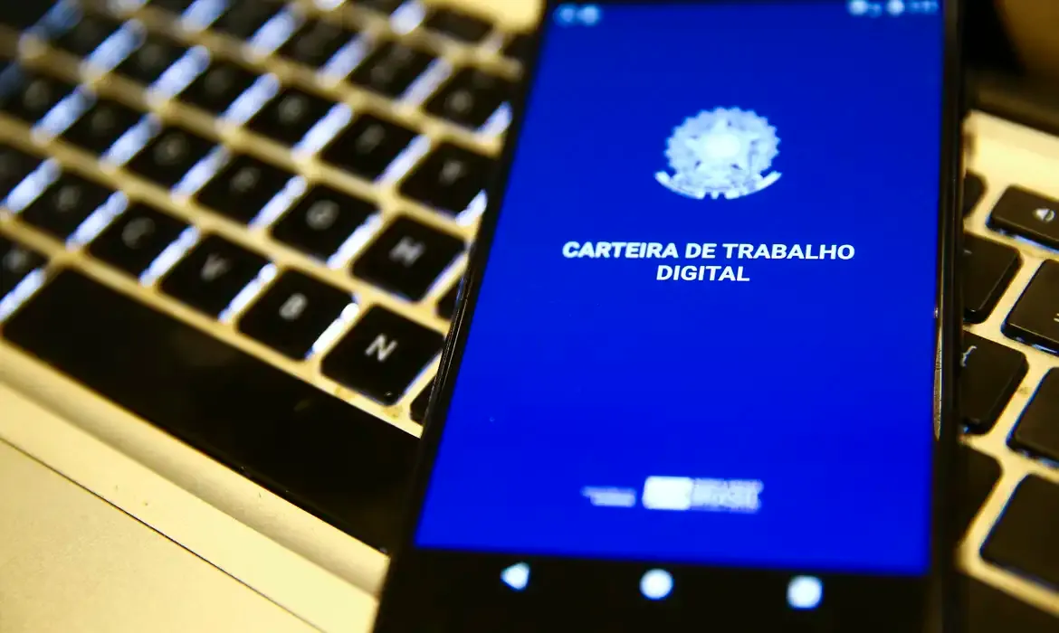 Contratações informais caem e vagas com carteira assinada devem crescer no fim de 2025
