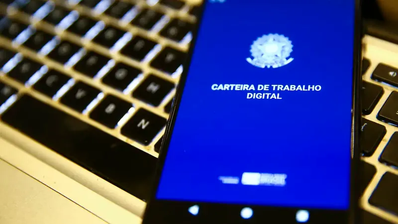 Contratações informais caem e vagas com carteira assinada devem crescer no fim de 2025