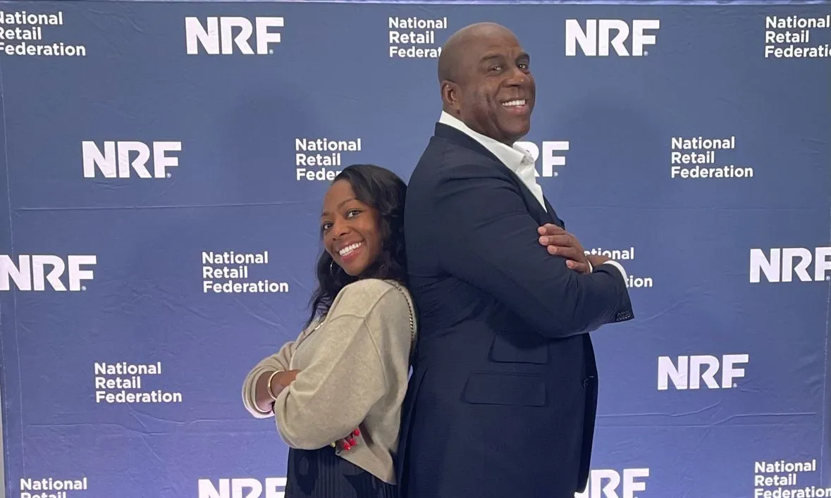 Nicole Flake, vice-presidente da NRF, e o ex-atleta Magic Johnson