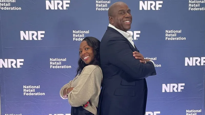 Nicole Flake, vice-presidente da NRF, e o ex-atleta Magic Johnson