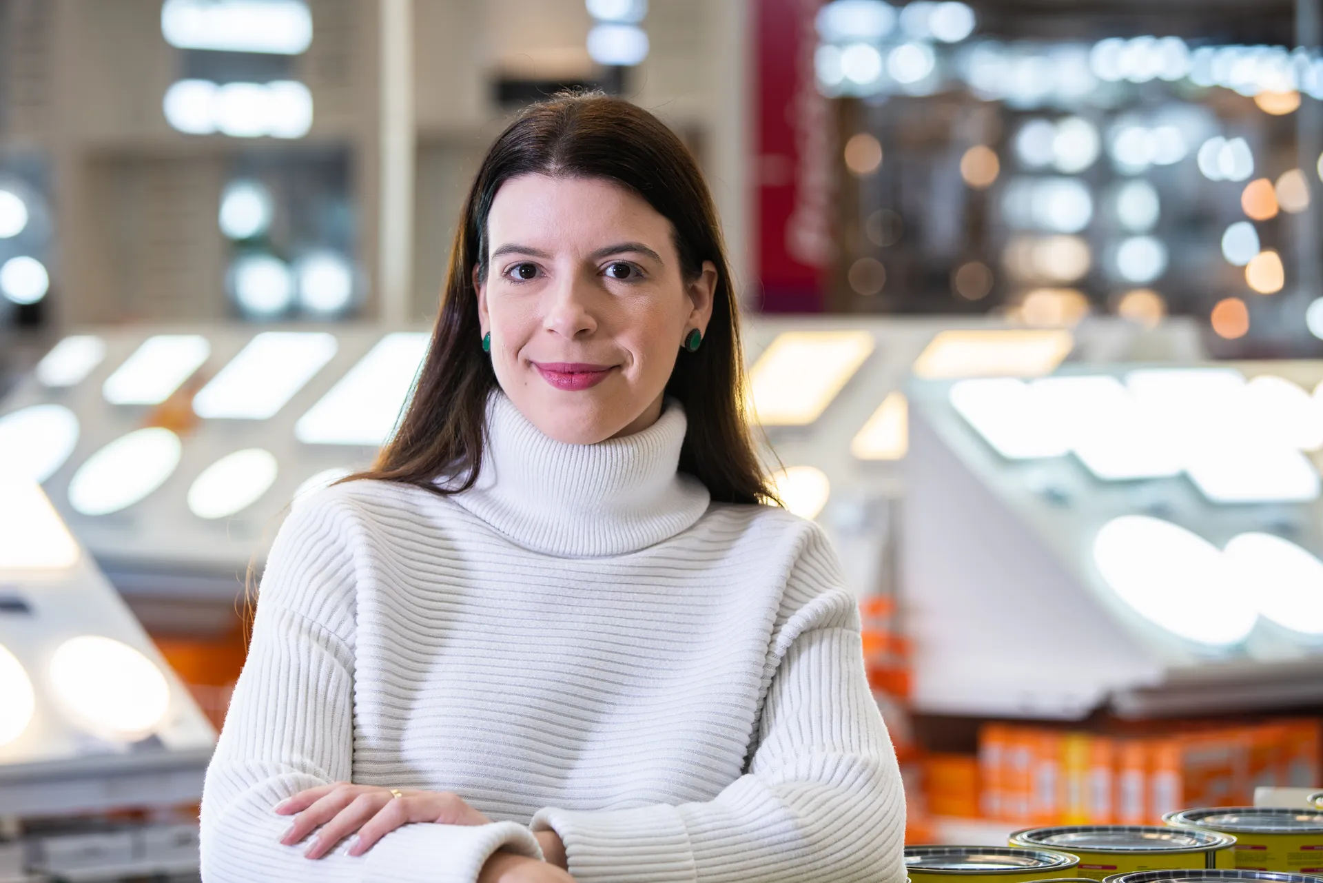 “O grupo Saint-Gobain e todas as suas empresas têm como meta a diminuição das emissões de CO2 até 2030 em 16% e a neutralização até 2050”, reforça Jordana Barros, Diretora de Operações Gerais da Telhanorte Tumelero