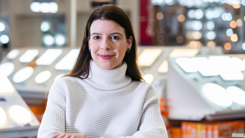 “O grupo Saint-Gobain e todas as suas empresas têm como meta a diminuição das emissões de CO2 até 2030 em 16% e a neutralização até 2050”, reforça Jordana Barros, Diretora de Operações Gerais da Telhanorte Tumelero