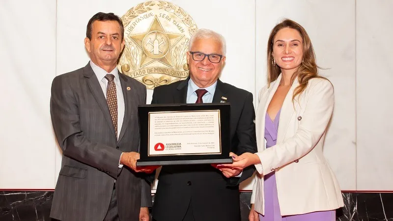 O dep. Antônio Carlos Arantes (esq.), o dirigente lojista Frank Sinatra e a deputada Lud Falcão