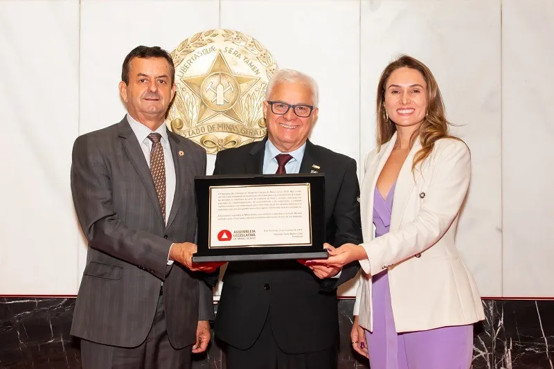O dep. Antônio Carlos Arantes (esq.), o dirigente lojista Frank Sinatra e a deputada Lud Falcão