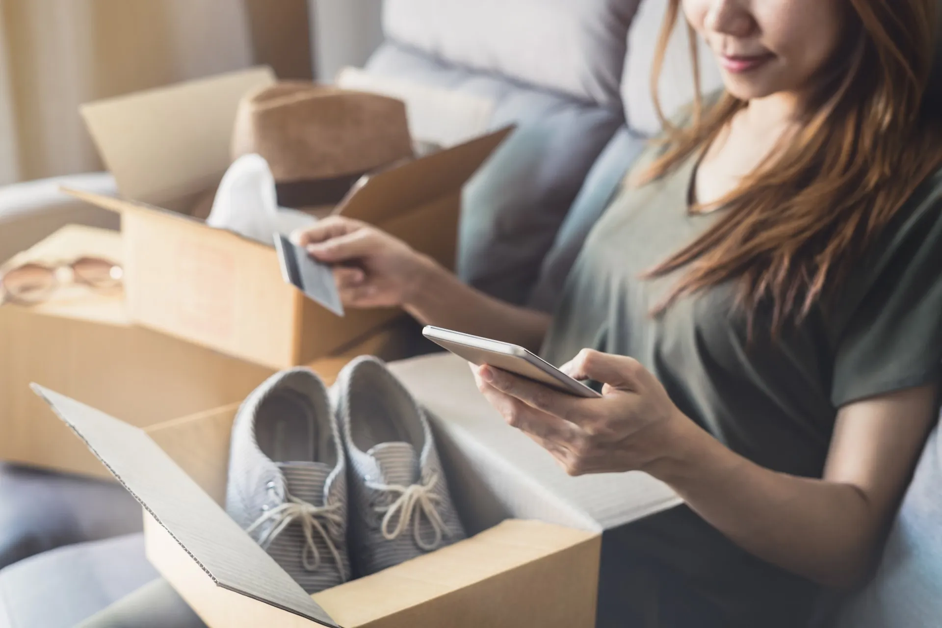 Produtos mais comprados: moda/vestuário (49%); comidas e bebidas por delivery (47%); serviços de transporte (42%); e itens para casa (40%)