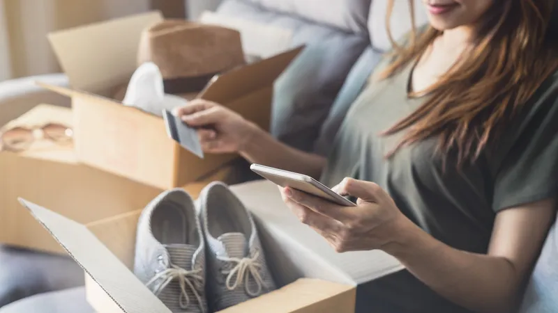 Produtos mais comprados: moda/vestuário (49%); comidas e bebidas por delivery (47%); serviços de transporte (42%); e itens para casa (40%)