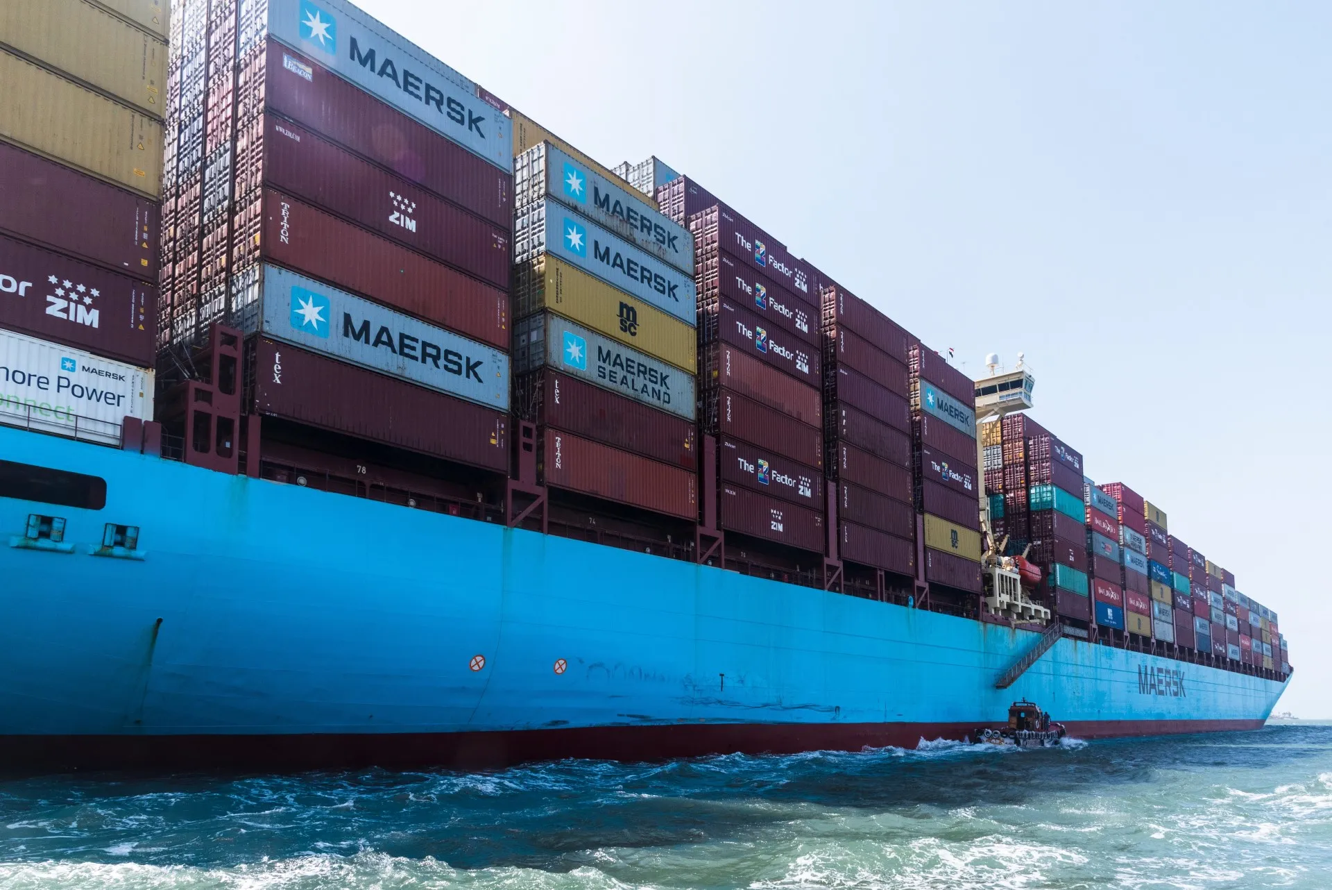 Lateral de navio porta-contêineres no Mar Vermelho