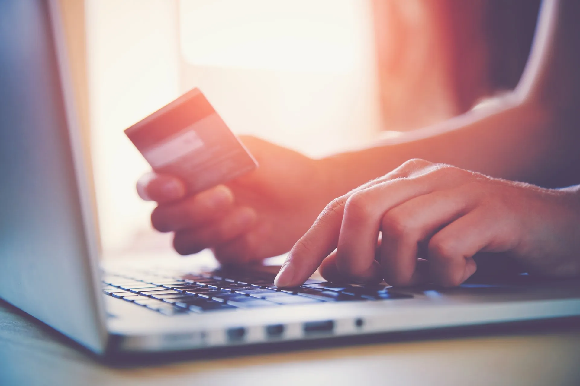 Mais de um quarto do volume de pagamentos domésticos no Brasil ocorre online ou em aplicativos, aponta estudo da Visa