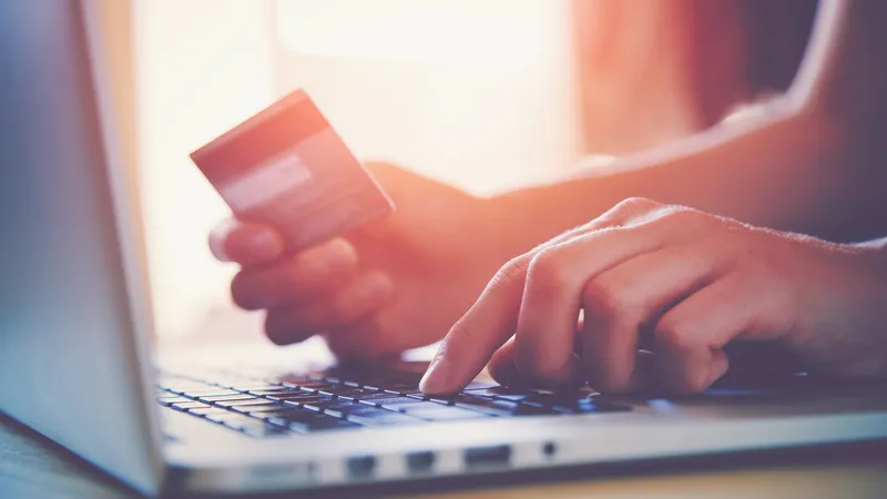 Mais de um quarto do volume de pagamentos domésticos no Brasil ocorre online ou em aplicativos, aponta estudo da Visa