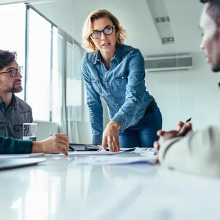 Mulheres avançam na liderança do varejo e já são maioria nos cargos de liderança de 29 grandes empresas