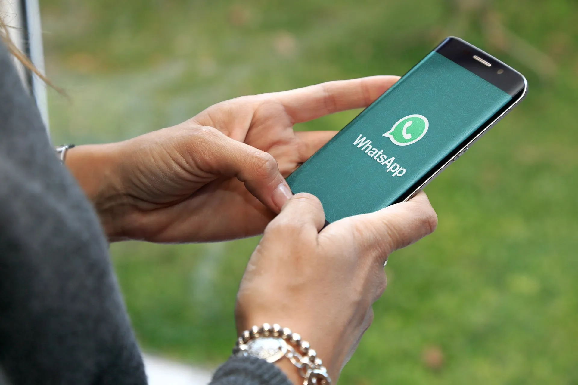 Consumidor aceita mensagens de lojas no WhatsApp, mas prefere atendimento a propaganda