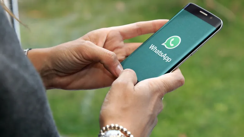 Consumidor aceita mensagens de lojas no WhatsApp, mas prefere atendimento a propaganda