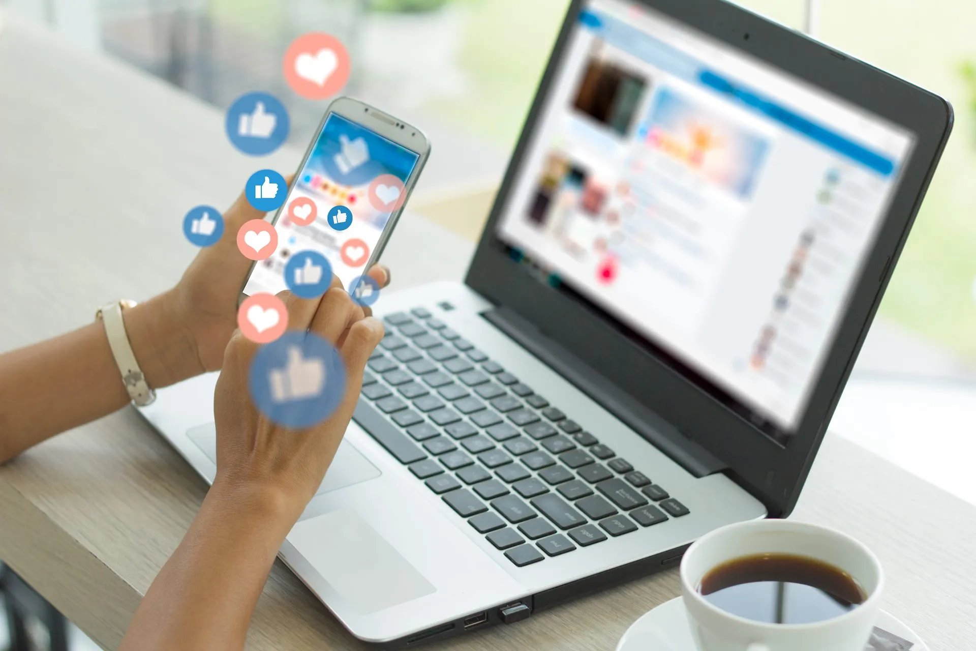 Redes sociais e anúncios substituem indicação de amigos
