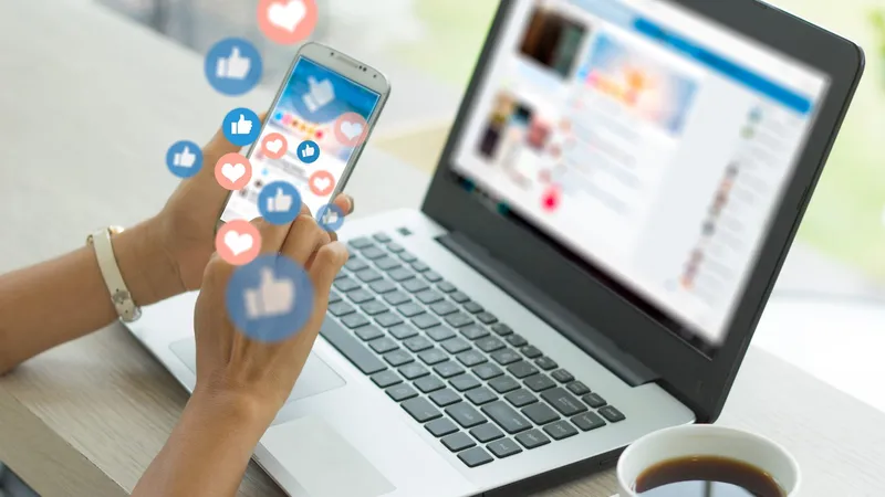 Redes sociais e anúncios substituem indicação de amigos