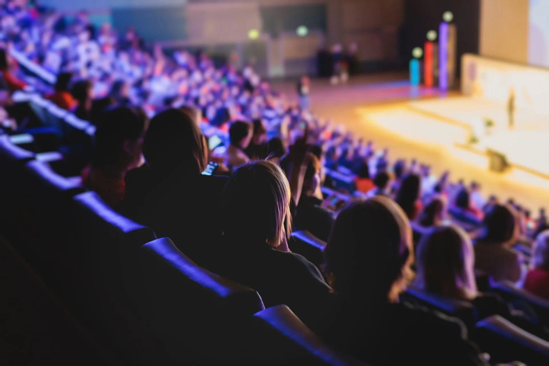 Quase metade dos brasileiros já usa ChatGPT ou Gemini para comprar online, aponta pesquisa que será apresentada no D2C Summit - evento