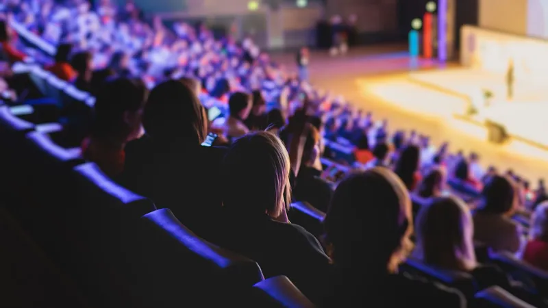 Quase metade dos brasileiros já usa ChatGPT ou Gemini para comprar online, aponta pesquisa que será apresentada no D2C Summit - evento