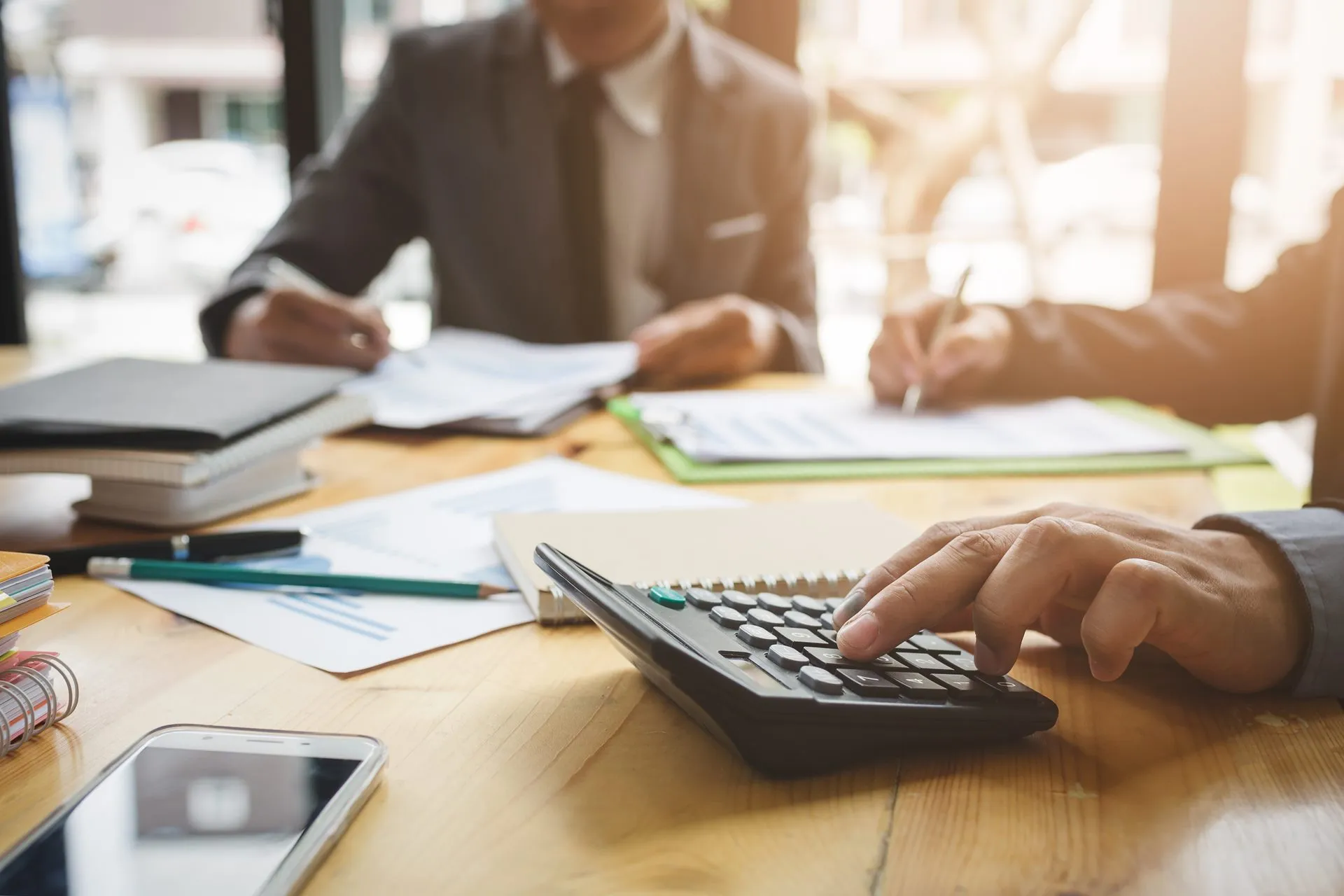 O erro que faz empresas crescerem e lucrarem menos