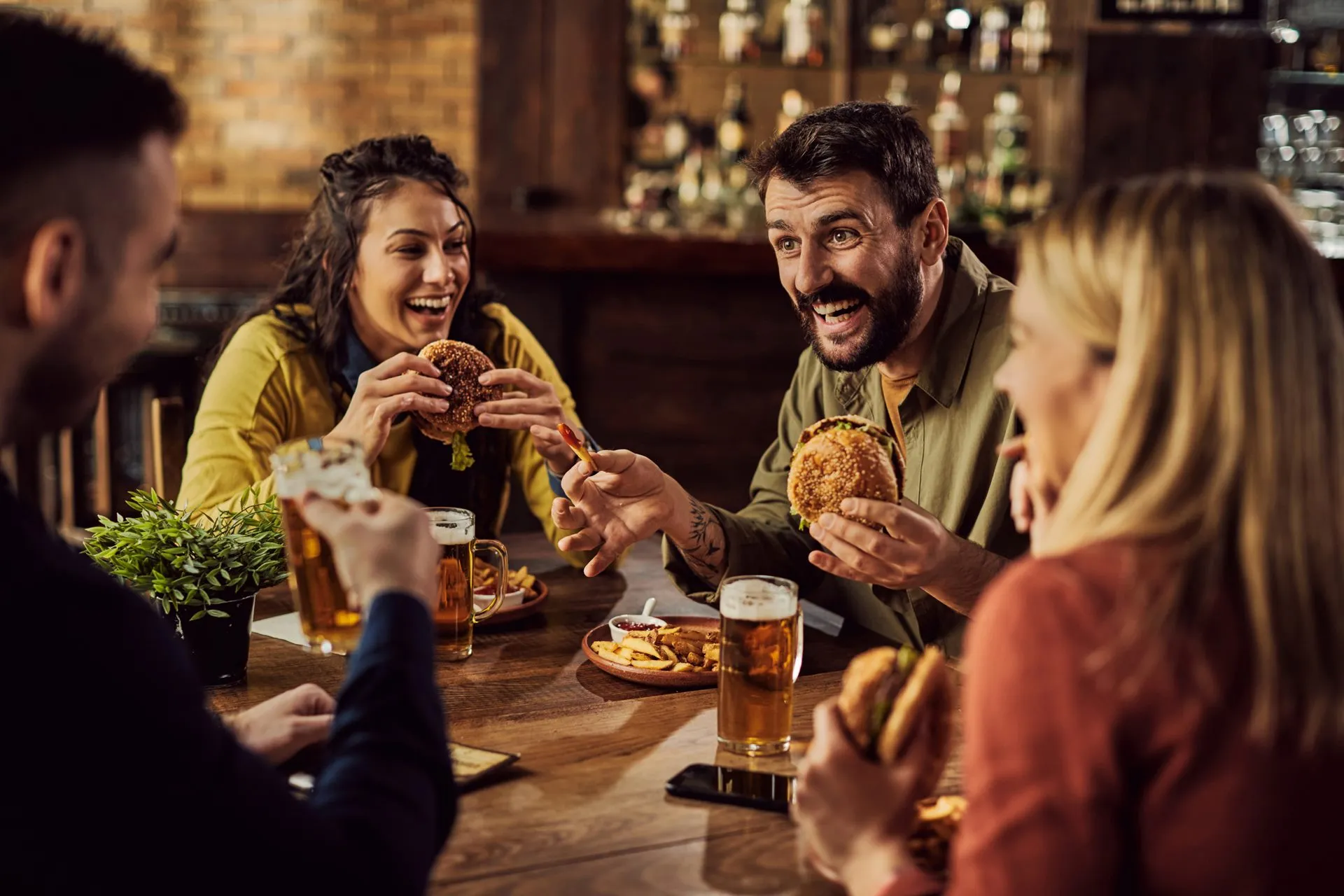 Restaurantes adotam IA no WhatsApp para fugir das taxas dos apps e fidelizar o cliente no delivery