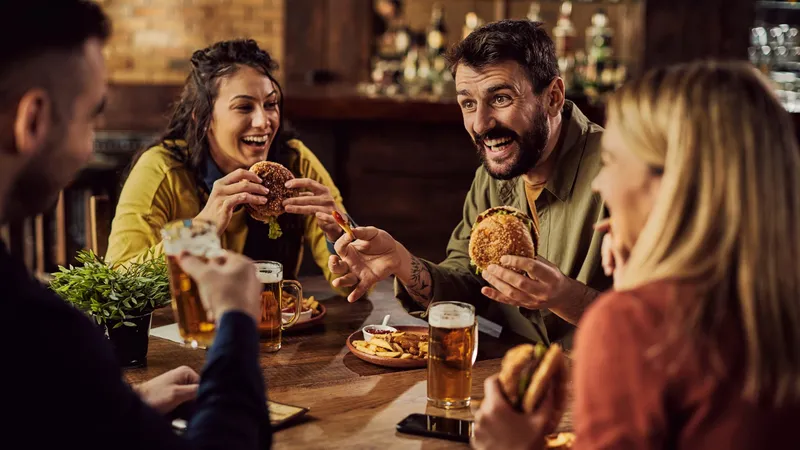 Restaurantes adotam IA no WhatsApp para fugir das taxas dos apps e fidelizar o cliente no delivery