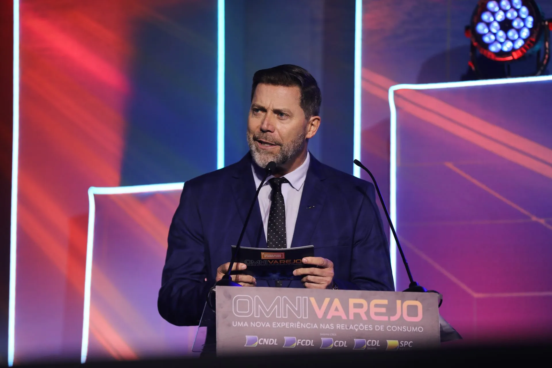 Abertura do Omnivarejo 2024 destaca inovação e conexão como chaves para o futuro do varejo1