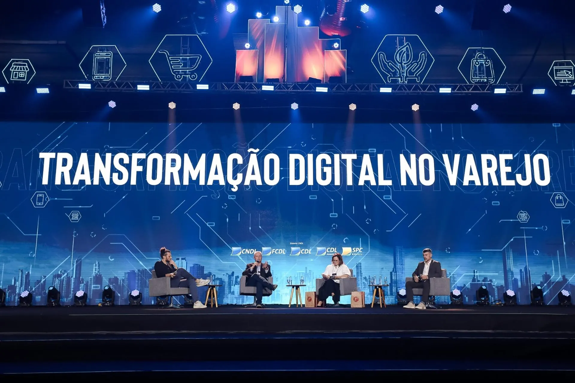 Omnivarejo Especialistas da Amazon, Renner e TOTVS falam sobre transformação digital no varejo