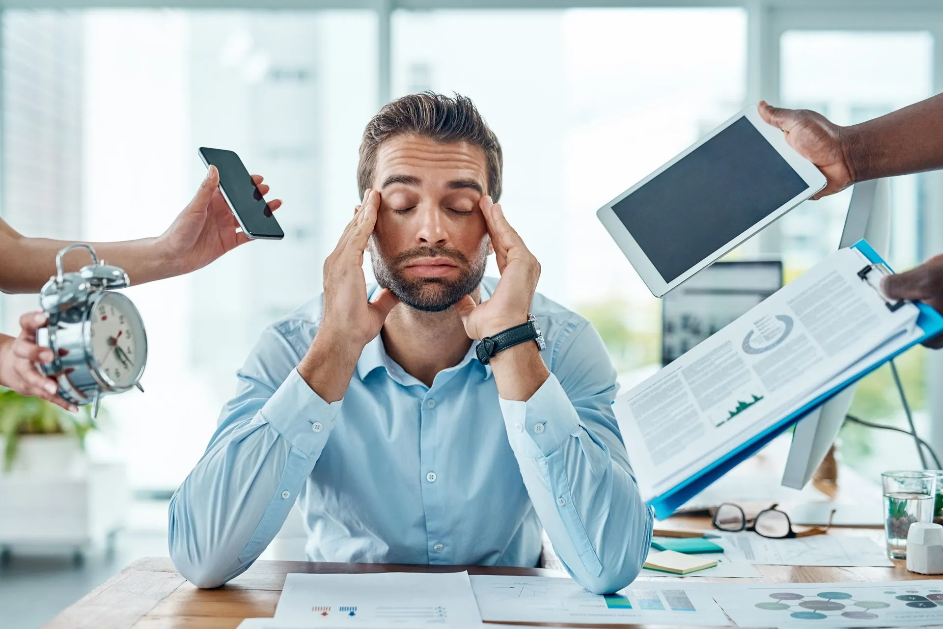 Pressa, estresse e ultraprocessados: como o trabalho está moldando (e prejudicando) a vida dos brasileiros