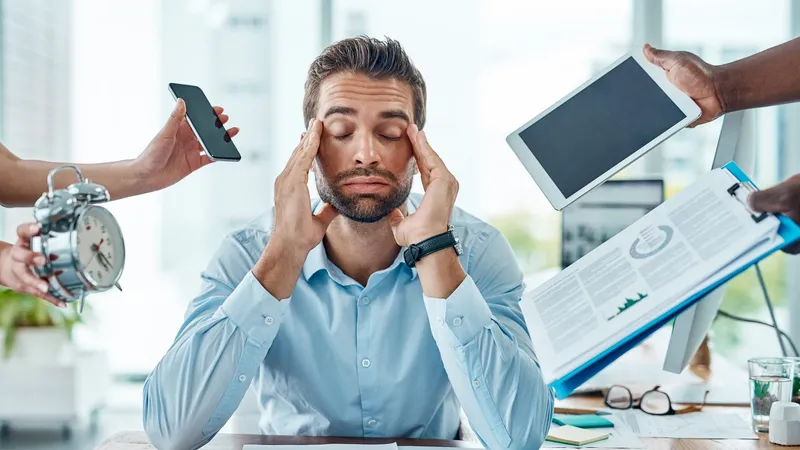 Pressa, estresse e ultraprocessados: como o trabalho está moldando (e prejudicando) a vida dos brasileiros