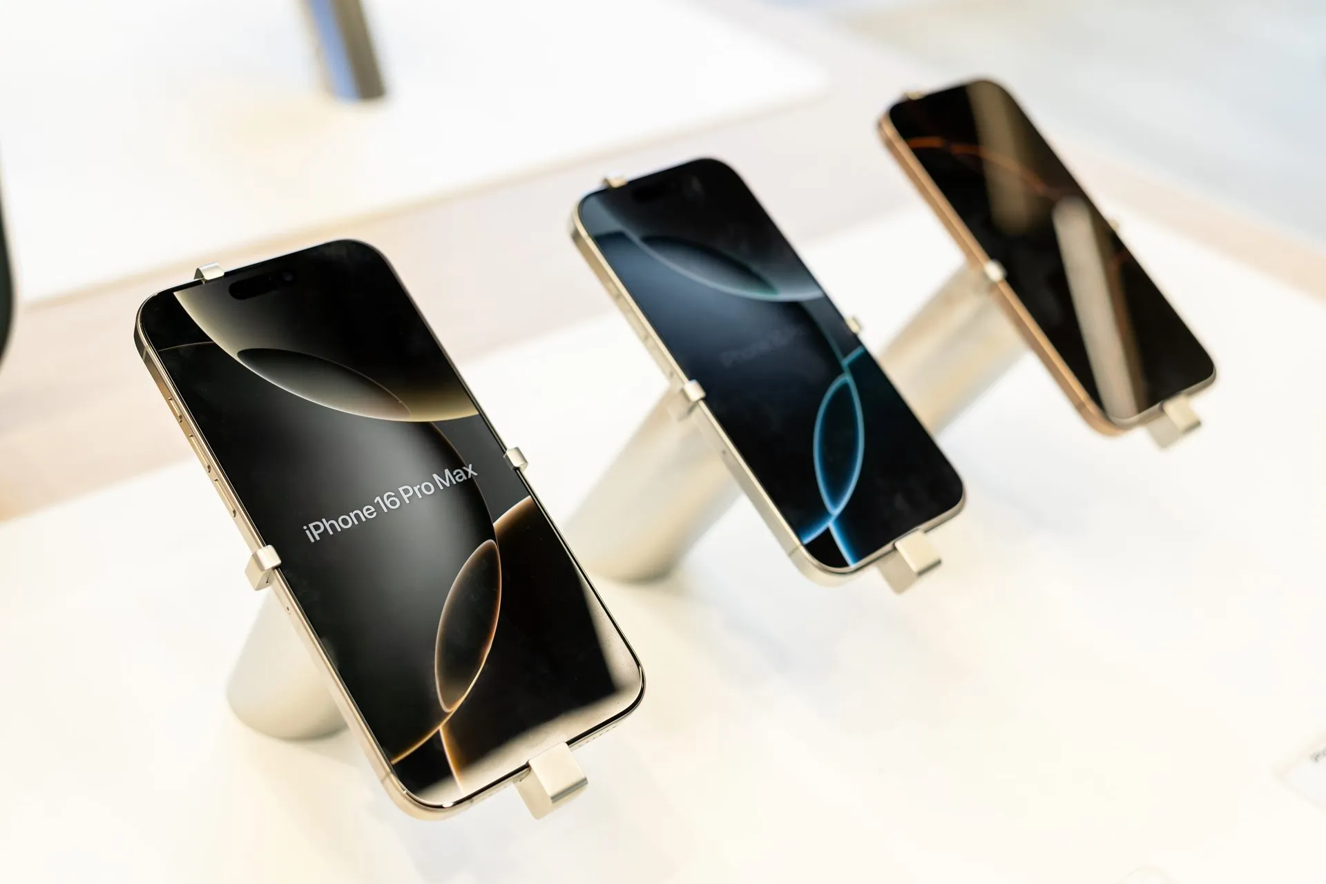 Especialistas apontam mudanças no uso da inteligência artificial após lançamento de iPhone centrado em IA