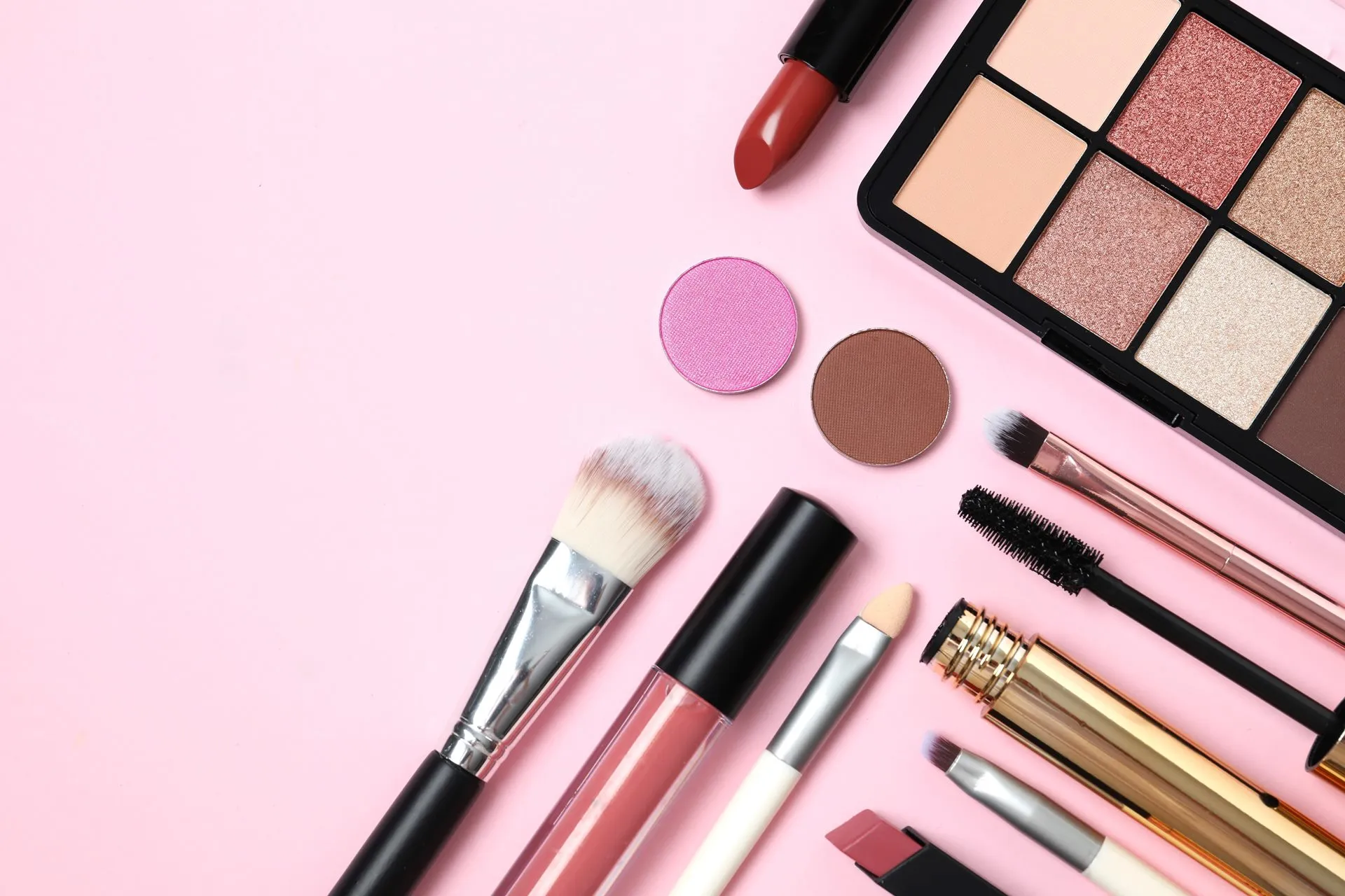 Beleza, cosméticos e perfumaria são comprados online por 46% dos brasileiros, com mulheres chegando a 59%